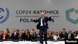 COP24聯合國氣候變化會議達成協議主席庫爾提卡高興得跳了起來（路透社）