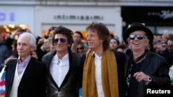 Anggota Rolling Stones tiba di malam pembukaan the “Exhibitionism.” Saatchi Gallery, London, Britania. (REUTERS/Luke MacGregor)