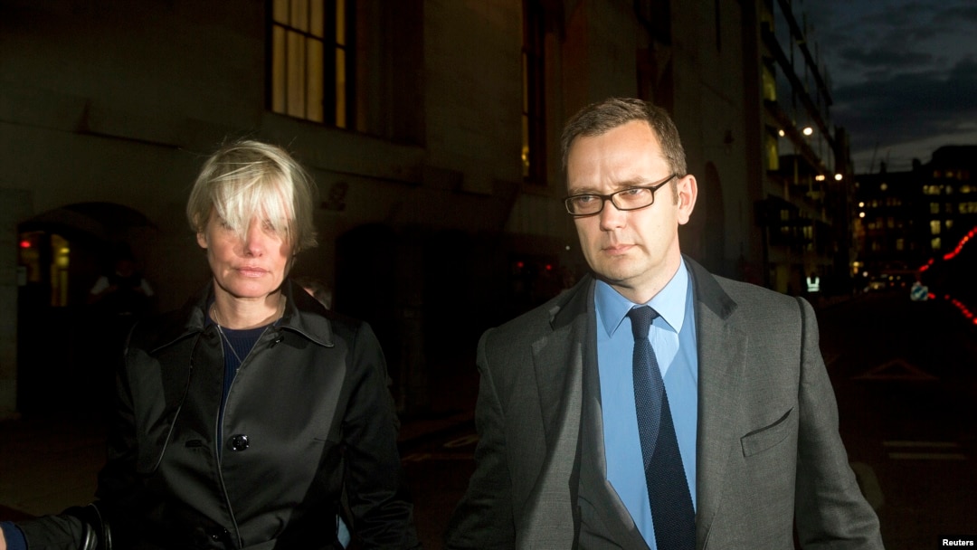 Cựu biên tập viên tờ News of the World, Andy Coulson (phải), rời phòng xử án ở London, 30/10/2013.