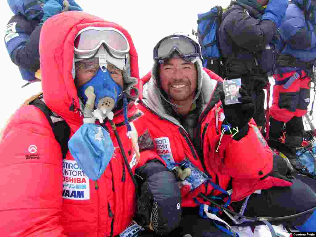 Yuichiro Miura and his son, Gota Miura, at the Mount Everest summit, May 22, 2003. (Miura Dolphins)
