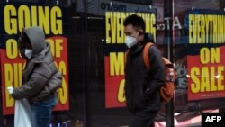 ARCHIVO - Rótulos anunciando el cierre de una tienda cubren las ventanas de un establecimiento en Brooklyn, Nueva York. Diciembre 1 de 2020.