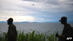 Un hélicoptère de la Monusco survole le Lac Kivu, tandis que des rebelles du M23 progressent sur la rive à Goma, RDC, 20 novembre 2012 