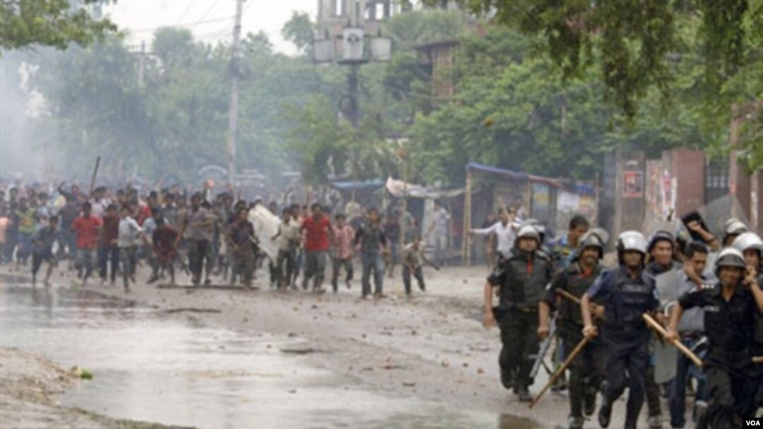 Polisi Bangladesh di Asulia melarikan diri dari amukan ribuan buruh garmen yang marah.