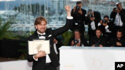 Director Ruben Ostlund with his Palme d'Or award for his film The Square poses for photographers during a photo call following the awards ceremony at the 70th international film festival, Cannes, France, May 28, 2017. 