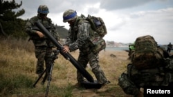  South Korean marines take part in a U.S.-South Korea joint landing operation drill as a part of the two countries' annual military training called Foal Eagle, in Pohang, South Korea, April 2, 2017. 