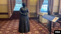 FILE: Patung perunggu Harriet Tubman Statue seukuran manusia di Old House Chamber, Maryland State House, 12 Oktober 2024.