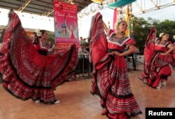 Supporters of Nicaragua's President Daniel Ortega and his vice presidential candidate, first lady Rosario Murillo dance during a closing campaign rally in Cuidad Sandino, Nicaragua October 23, 2016. Picture taken October 23, 2016.