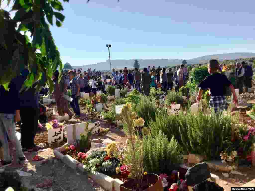 Di roja yekê ya Cejna Ramazanê de gelê Efrînê serdana gorên cangorîyên Yekîneyên Parastina Gel û Jin (YPG- YPJ) û Hêzên Sûrîya Demokratîk (HSD) kirin