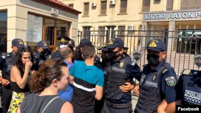 İctimai fəallar Xəzər rayon Polis İdarəsinin binası qarşısında aksiya keçirib