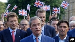 영국의 EU 탈퇴를 주장해왔던 나이절 패라지 영국독립당 대표(가운데)가 24일 런던에서 기자회견을 하고 있다. 