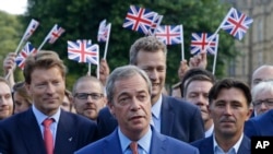 ທ່ານ Nigel Farage ຜູ້ນຳພັກເອກກະລາດ ຂອງອັງກິດ ຖະແຫຼງຕໍ່ສື່ມວນຊົນ ທີ່ College Green ໃນນະຄອນ London ປະເທດອັງກິດ. (24 ມິຖຸນາ 2016)​ 