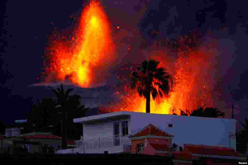İspaniyanın La Palma Kanar adasından göründüyü kimi, Kumbre Vieja vulkanı püskürməyə davam edir.