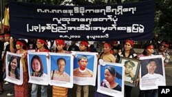၂၃ ႏွစ္ေျမာက္ ရွစ္ေလးလုံး ႏွစ္ပတ္လည္ အထိမ္းအမွတ္ အိႏၵိယႏုိင္ငံေရာက္ ျမန္မာ့ဒီမုိကေရစီေရး လႈပ္ရွားသူမ်ား ဆႏၵျပေနၾကစဥ္။ ၾသဂုတ္ ၈၊ ၂၀၁၁။