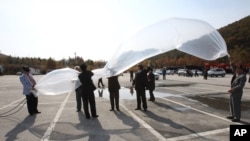 South Korean activists prepare to release a balloon with leaflets condemning North Korea near Unification Observation Post in Paju, South Korea, October 29, 2012.