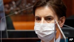 Premijerka Srbije Ana Brnabić, sa zaštitnom maskom preko lica, tokom prvog zasedanja Skupštine Srbije u vreme trajanja vanrednog stanja u sklopu borbe protiv epidemije koronavirusa, u Beogradu, Srbija, 28. aprila 2020. (AP Photo/Darko Vojinović)