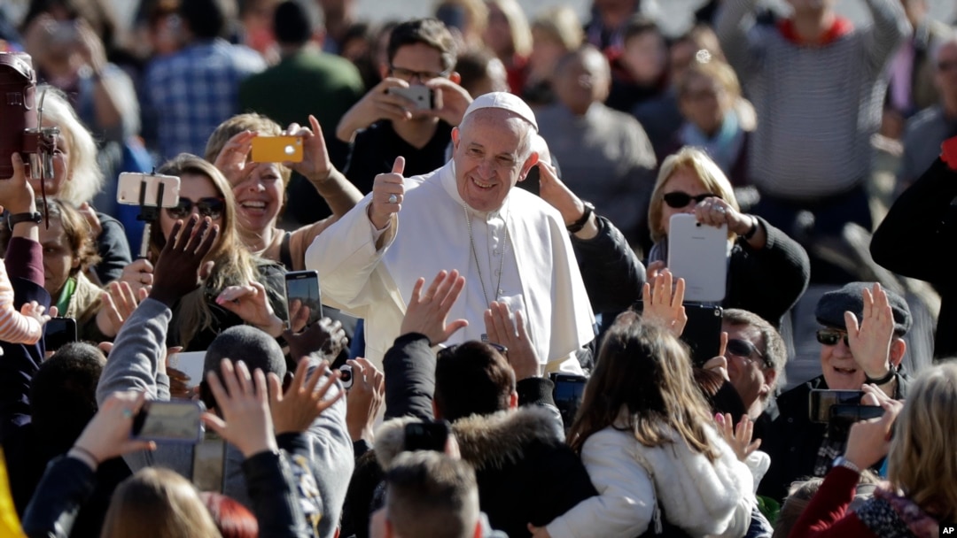 Paus Fransiskus dalam audiensi umum mingguan di Alun-alun St. Peter's di Vatikan (1/3). (AP/Andreq Medichini)