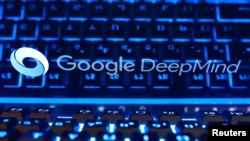资料图片：拍摄于2026年10月19日的图片展示Google DeepMind的标志以及一个键盘。