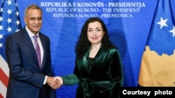 Ričard Verma, zamenik američkog državnog sekretara i Vjosa Osmani, predsednica Kosova (Foto: Kosovo presidency)