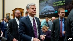 El director del FBI, Christopher Wray, sale durante un receso en una audiencia de supervisión del Comité de la Cámara de Representantes del Poder Judicial, el miércoles 12 de julio de 2023, en Capitol Hill en Washington.