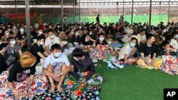 Ratusan warga China yang diduga dijebak untuk bekerja di pusat penipuan daring, setelah mereka diselamatkan di distrik Myawaddy di Myanmar timur, Senin, 17 Februari 2025.