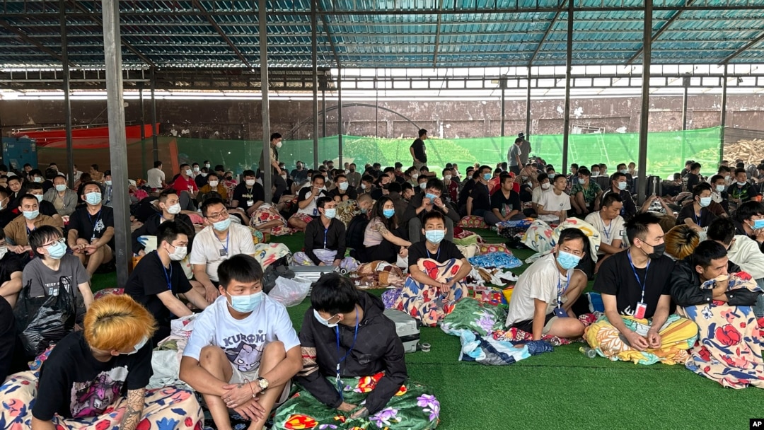被骗在网络诈骗中心工作的中国人获救后暂时安置在缅甸妙瓦底一处等待遣返的场所。(2025年2月17日)