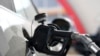 Precios más bajos de la gasolina desaceleran inflación en EEUU 