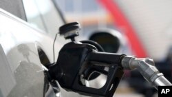 Un automovilista llena el tanque de gasolina de un vehículo en una estación de Shell, el sábado 6 de agosto de 2022 en Commerce City, Colorado (AP/David Zalubowski)