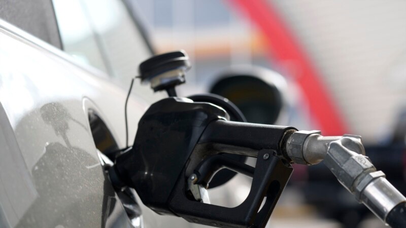 Precios más bajos de la gasolina desaceleran inflación en EEUU