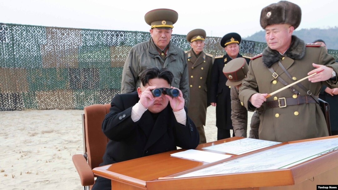 Shimoliy Koreya rahbari Kim Chen Un durbindan raketa uchirish mashqini tomosha qilmoqda, Pxenyan, 2014-yil, 30-dekabr.