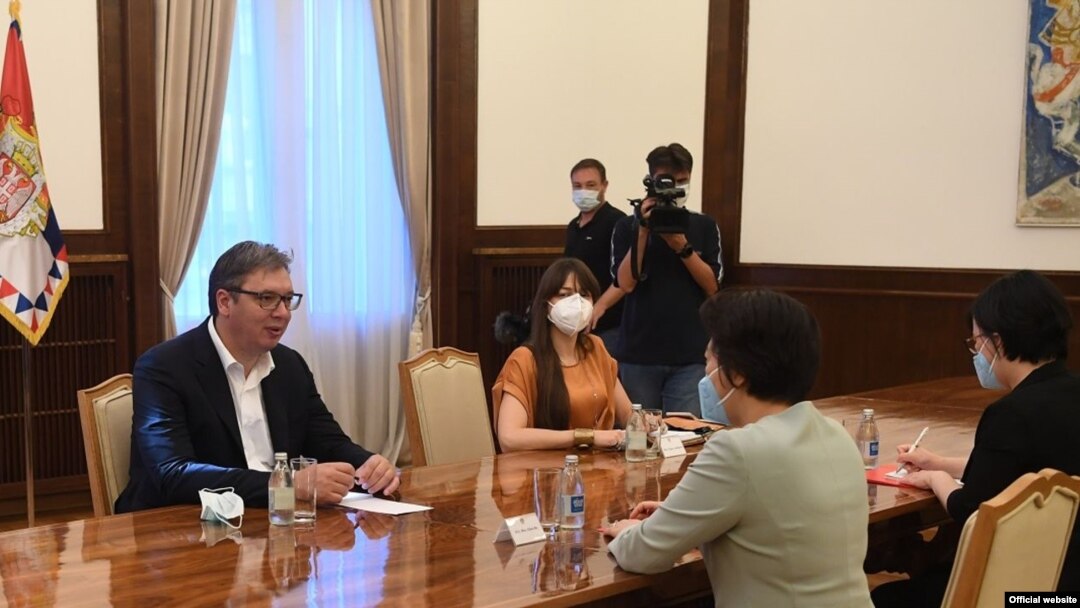 Predsednik Srbije Aleksandar Vučić tokom razgovorom sa ambasadorkom Narodne Republike Kine u Beogradu, Čen Bo, u Beogradu, 11. septembra 2020. (Foto: Sajt predsednika Srbije)