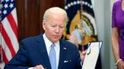 Presidente Biden firma ley que mantiene abierto el gobierno