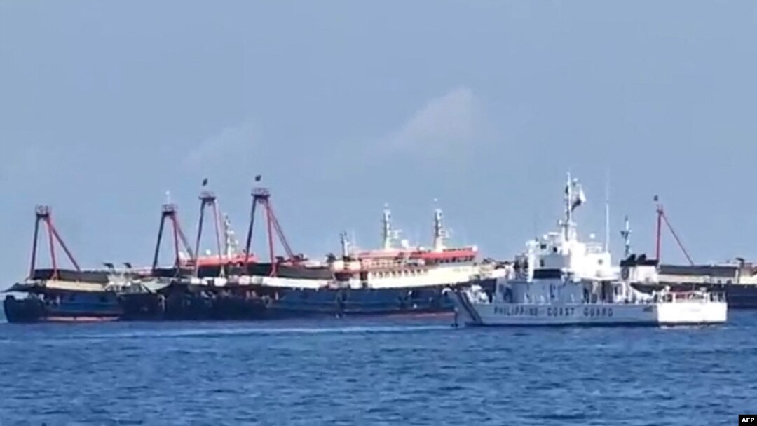 Lực lượng Tuần Duyên Phillipines theo dõi các Trung Quốc ở Bãi Sa Bin vào ngày 27/4/2021.