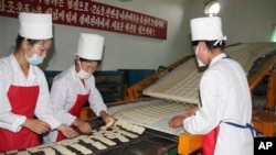 북한 노동자들이 강원도 문천의 식료품 공장에서 영양비스킷을 생산하고 있다. (자료사진)