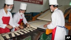 북한 강원도 문천의 식료품 공장에서 세계식량계획의 지원으로 영양비스킷을 생산하고 있다. (자료사진)