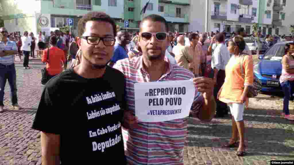 Cabo-verdianos manifestam-se contra aumento de salários e regalias dos políticos. Praia, 30 Março, 2015. Foto de Tey Alexandre. Cabo Verde