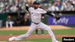 El serpentinero de los Yankees de Nueva York, Domingo Germán (0) lanza durante la primera entrada contra los Atléticos de Oakland en Oakland-Alameda County Coliseum, el 28 de junio de 2023 cuando coronó un juego perfecto en Grandes Ligas. [Foto: Stan Szeto-USA TODAY Sports]