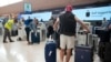 ARCHIVO - Un pasajero transporta su equipaje para facturarlo en los puntos de autoservicio en el Aeropuerto Internacional de Denver. el viernes 1 de septiembre de 2023.