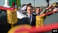 Le président français Emmanuel Macron à son arrivée à Alger, le 6 décembre 2017.