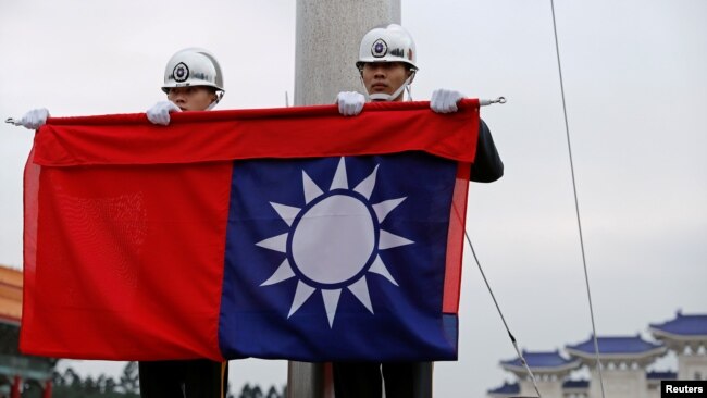 资料照:台湾士兵在台北中正纪念堂前举行升旗仪式。(2019年1月22日)