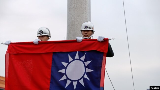 台湾士兵在台北中正纪念堂前举行升旗仪式。(2019年1月22日)