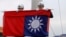 台灣士兵在台北中正紀念堂前舉行升旗儀式。（2019年1月22日）