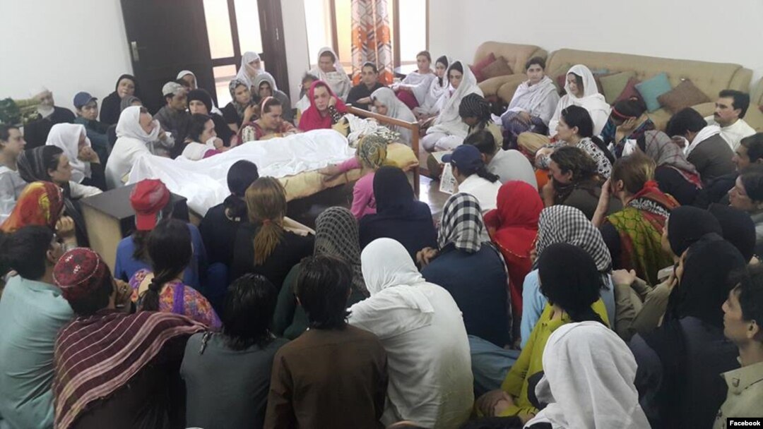 عليشا اته ډزه ويشتل شوی او وروستو يې په روغتون کې د درملنې په وخت ژوند د لاسه ورکړی ؤ .