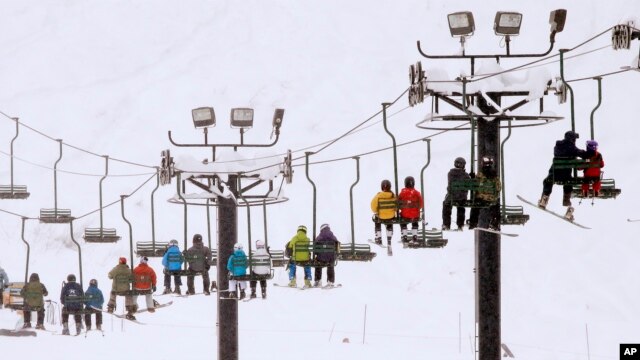 Esquiadores y surfeadores son llevados montaña arriba en Snoqualmie Pass, estado de Washington