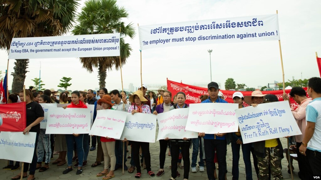 រូបឯកសារ៖ សហជីពកម្មកររាប់រយនាក់លើកស្លាកទាមទារសិទ្ធិផ្សេងៗក្នុងការប្រមូលផ្តុំគ្នារបស់អង្គការសង្គមស៊ីវិលអំឡុងទិវាពលកម្មអន្តរជាតិលើកទី១៣៣ នៅទីលានប្រជាធិបតេយ្យកាលពីព្រឹកថ្ងៃទី០១ ខែឧសភា ឆ្នាំ២០១៩។(ទុំ ម្លិះ/VOA)