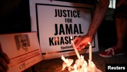 Ủy ban Bảo vệ Ký giả (CPJ) và các nhà hoạt động cho tự do báo chí thắp nến tưởng niệm trước tòa dại sứ Ả rập Saudi tại Washington nhân một năm ngày nhà báo Jamal Khashoggi bị sát hại. (Ảnh chụp ngày 2/10/2019)