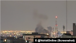 دود ناشی از یک انفجار سمت بلوار پناهی‌نیا و میدان هروی در شمال شرق تهران، چهارشنبه ۲۷ اسفند (منبع وحید آنلاین)