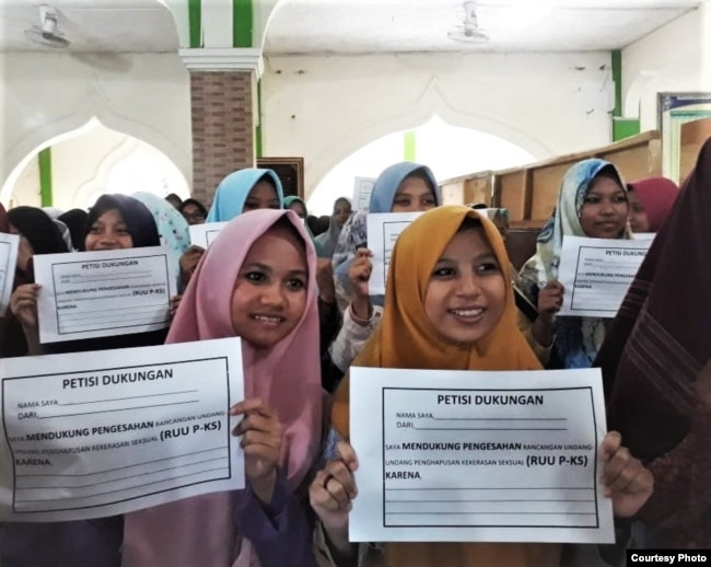 Lebih dari empat ratus santri dan santriwati mendukung pengesahan RUU P-KS dalam deklarasi di Pesantren Kebon Jambu, Cirebon, Jawa Barat. (Courtesy Koalisi Perempuan Indonesia)