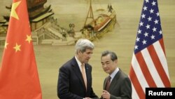 Menteri Luar Negeri China Wang Yi (kanan) dan Menteri Luar Negeri AS John Kerry di Beijing, China (27/1).