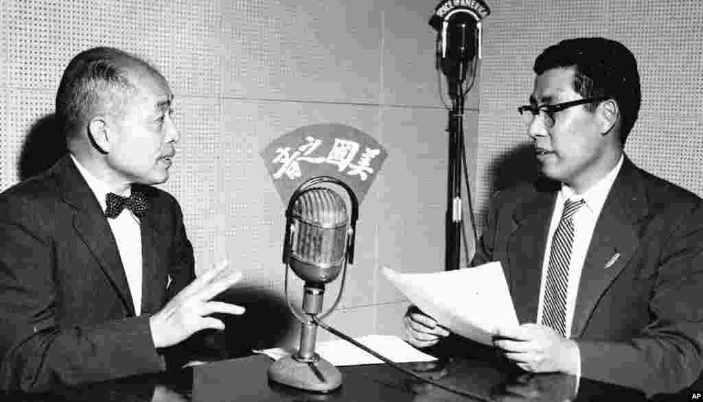 老照片回顾：美国之音中文广播70年