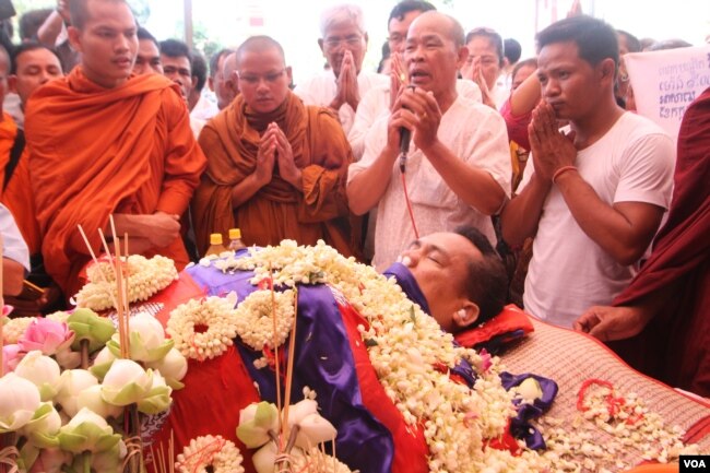 រូបឯកសារ៖ ប្រជា​ពលរដ្ឋ​កម្ពុជា​មក​ពី​បណ្តា​ខេត្ត និង​រាជធានី​ភ្នំពេញ​ មក​ចូលរួម​ពិធីបុណ្យ​សព​របស់​លោក ​កែម ឡី ដែល​ត្រូវ​បាន​គេ​បាញ់​សម្លាប់​ ក្នុង​វត្តក្តីចាស់ នៅ​ជាយ​រាជធានី​ភ្នំពេញ​ កាល​ពី​ថ្ងៃ​ចន្ទ ទី​១១ ​ខែកក្កដា​ ឆ្នាំ​២០១៦។ (ហ៊ាន​ សុជាតា/VOA)